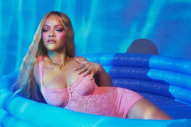 FOTO RiRi u čipki izbacila guzu, fanovima prekipjelo: 'Dosta, vrijeme je za novi album!'
