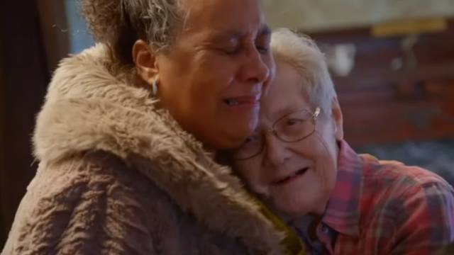 Nakon 60 godina je pronašla svoju majku i četvero polubraće