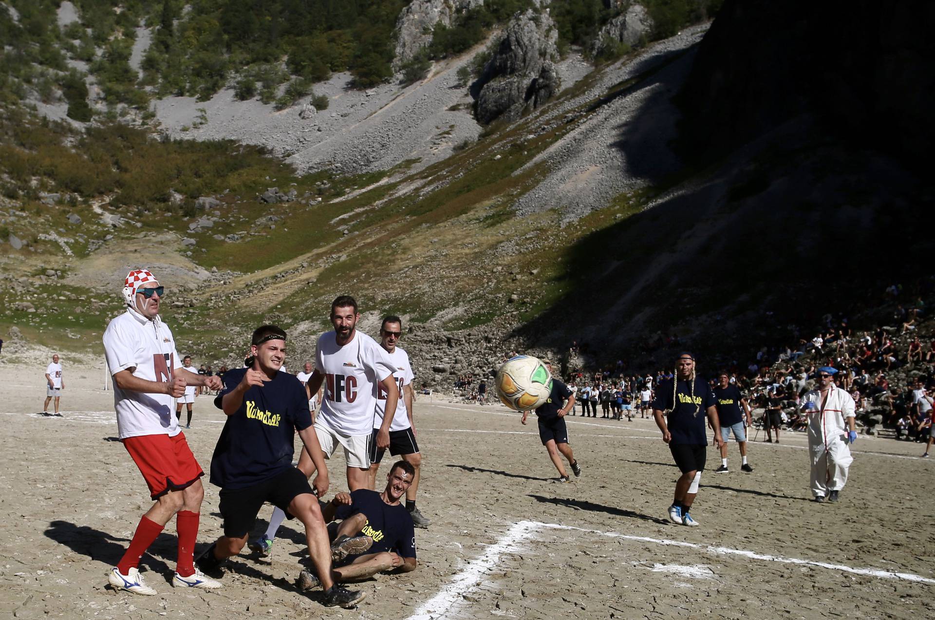 Imotski: Nogometna utakmica na dnu isušenog modrog jezera između Vukodlaka i Vilenjaka