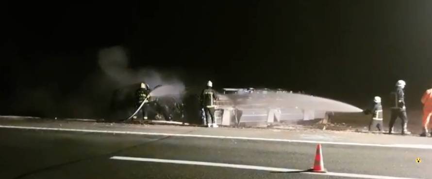 Na autocesti Bregana-Lipovac cisterna se prevrnula i zapalila