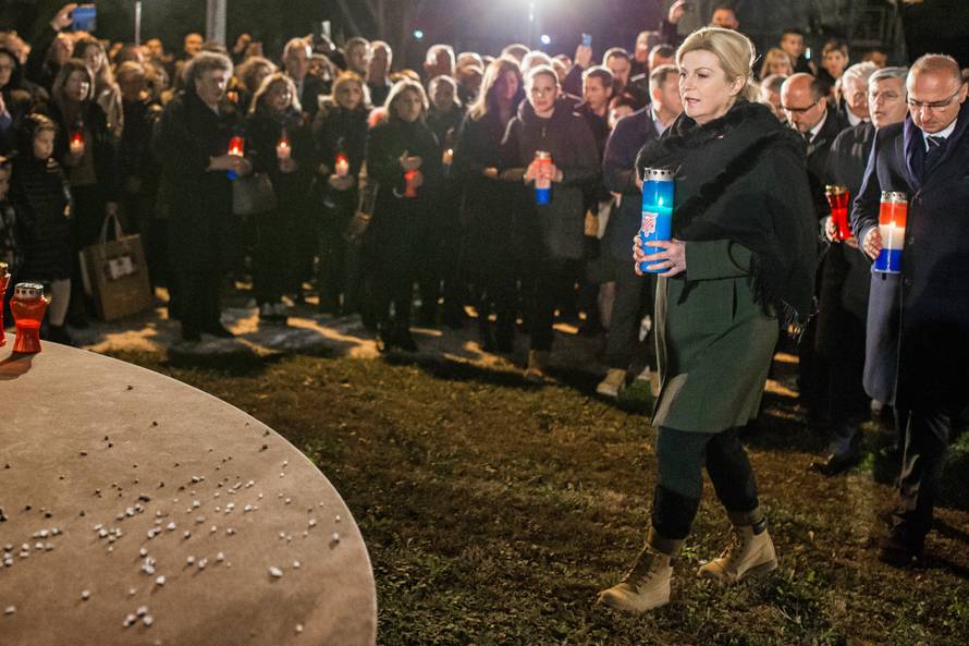 Na molitvu u dvorište bolnice u Vukovaru došla i predsjednica
