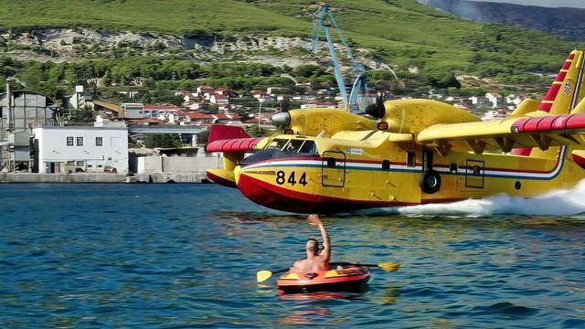 VIDEO Nevjerojatni prizori: Muškarac iz gumenjaka maše pilotu kanadera, ovaj uzvraća