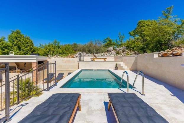 FOTO Vila na Krku ima grijani bazen sa slanom vodom i ljetnu kuhinju, a cijena? Ma, sitnica...