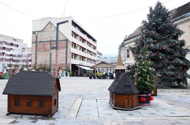 Sisak: Maketa posavskog sela ukrašava prostor kod božićnog drveta
