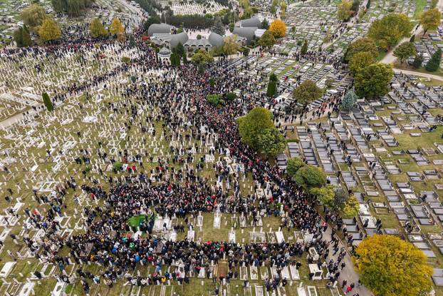 Sarajevo: Pogled iz zraka na posljednji ispraćaj Halida Bešlića na gradskom groblju Bare