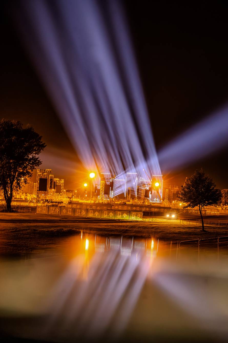 Zagreb: Spektakularna svjetlosna proba na Hipodromu uoči Thompsonovog koncerta