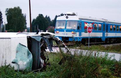 Vlak naletio na automobil jer nije stao na znak stop