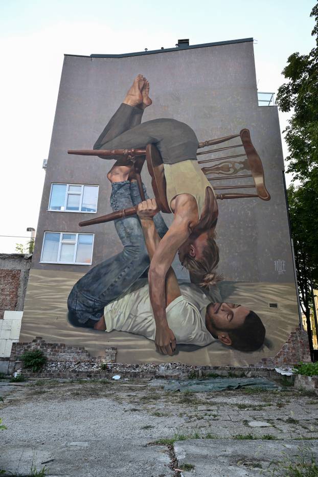 Zagreb: Projekt OKOLO - Mural "Jednostavne akrobacije"