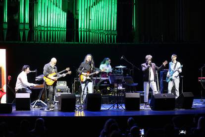 Beograd: Koncert grupe Crvena jabuka u Kombank areni