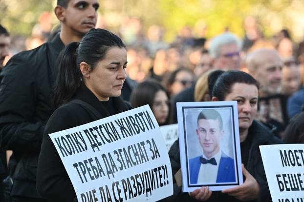 Skoplje. Prije početka suđenja za požar u diskoteci Pulse u Kočanima održan je prosvjed Marš anđela