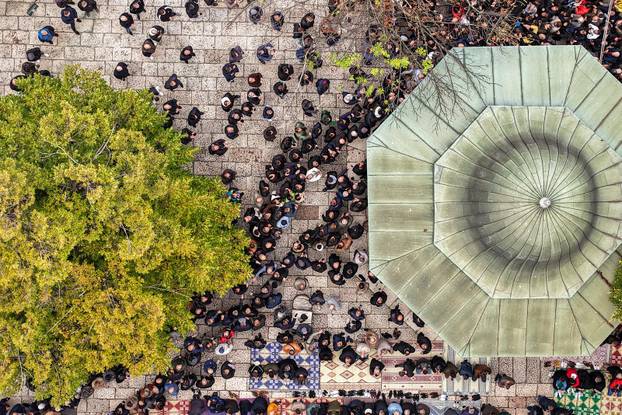 Sarajevo: Pogled iz zraka na dženazu za Halida Bešlića u Gazi Husrev-begovoj džamiji