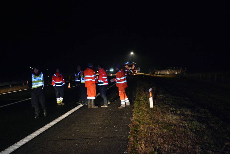 Na autocesti Bregana-Lipovac prevrnula se cisterna i zapalila