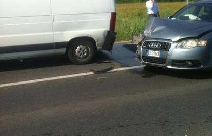 Sudarili se Audi i kombi, a Renault Twingo sletio s ceste
