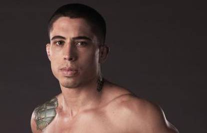 'Dekintirani' MMA borac preko oglasa nudi spermu