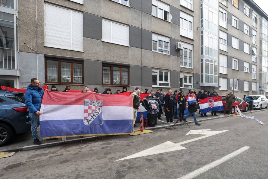 Prosvjednici  su stigli pred stan Tomislava Tomaševića i najavili  da će pjevati Thompsonove pjesme 