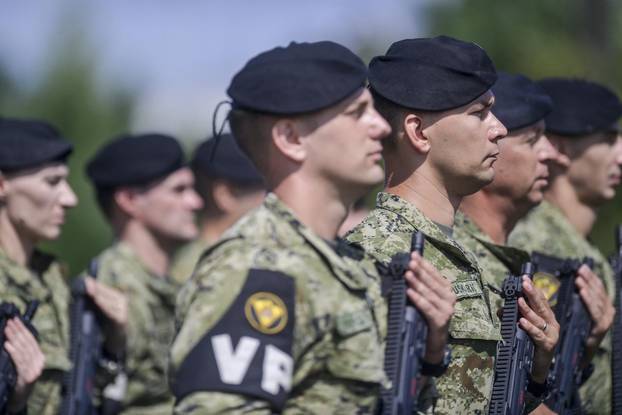 Velika Gorica: Uvježbavanje pješačkih postroja Hrvatske vojske za svečani vojni mimohod