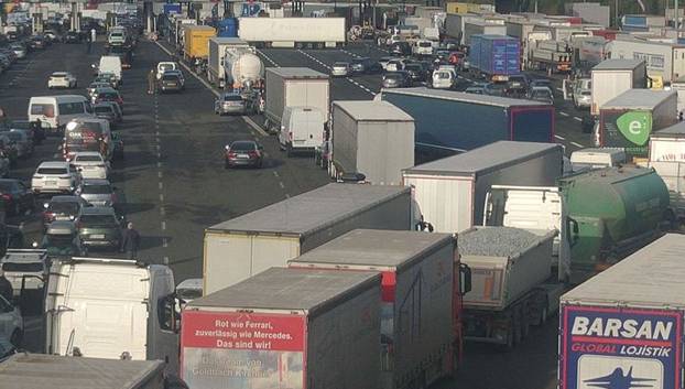 FOTO Neviđeni kaos na A3: Ljudi u šoku izlazili iz automobila!