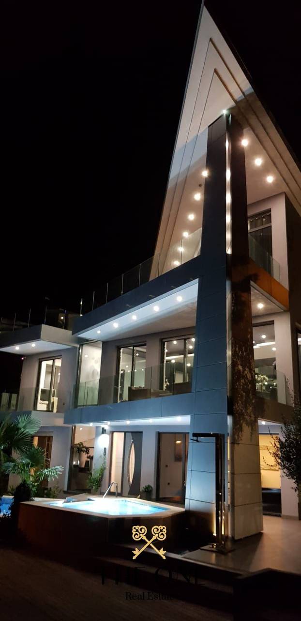 FOTO Ekskluzivnu vilu u Opatiji prodaju za 3,9 mil. eura: Unutra sve bliješti od stotina lampica!