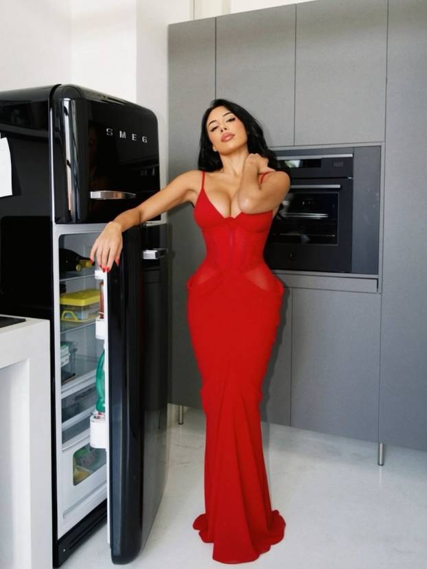 FOTO Seksi kuharica koja je zaludjela milijune: Nataly kuha u izazovnim izdanjima