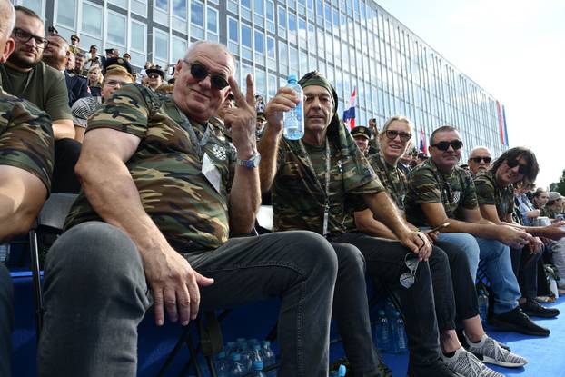 Zagreb: Uzvanici iz lože prate svečani vojni mimohod u povodu 30. obljetnice VRO Oluja