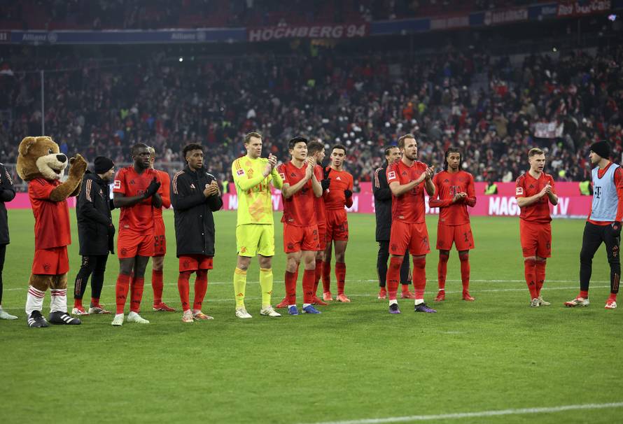 Fussball, Herren, Bundesliga, Saison 2024/2025, FC Bayern München - VFL Wolfsburg, Allianz Arena