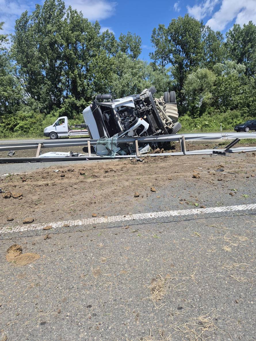 VIDEO Drama na A3! Kamionom probio ogradu: 'Vidio sam kako mu puca guma. Bilo je strašno!'