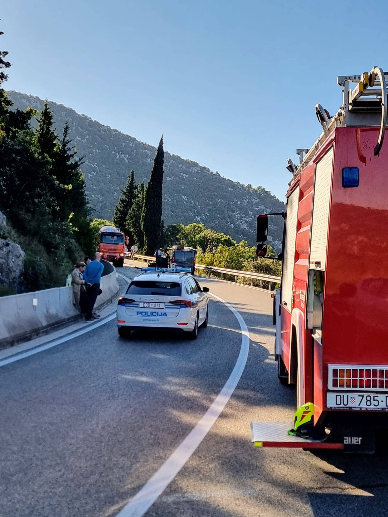 FOTO Jedan čovjek poginuo u stravičnoj nesreći kraj Ploča, od auta nije ostalo gotovo ništa