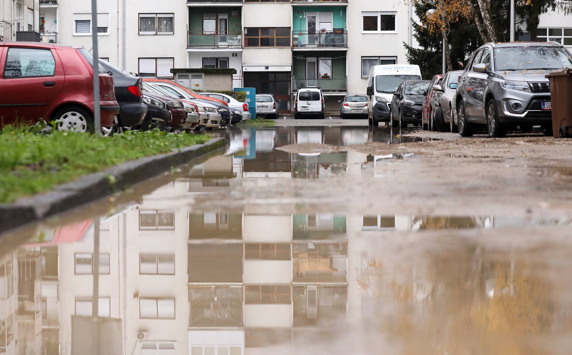 Stanovnike zagrebačkih Gajnica dočekala je poplava. Voda je potpuno prekrila dio Čileanske ulice