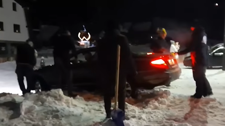 VIDEO Splićanin u Mercedesu zapeo u snijegu na Vlašiću: Brzo mu pomogla skupina mladića