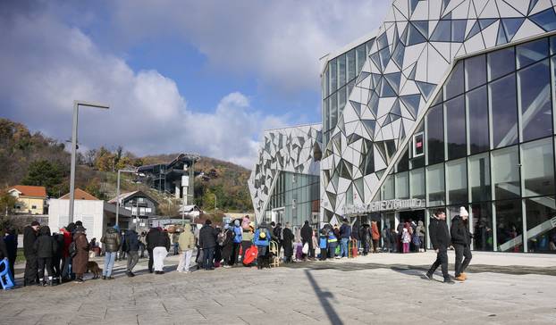 Zagreb: Ogromna gužva na žičari nakon što je na Sljemenu pao snijeg