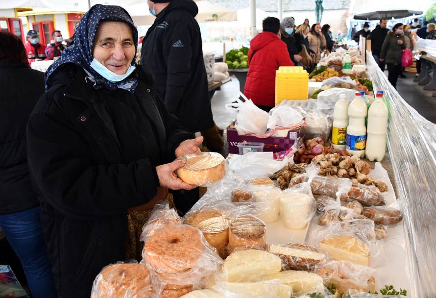Slavonski Brod - Mara Topalovic i Elizabeta Bukvic dugi niz godina prodaju svoje prozvode na gradskoj trznici.