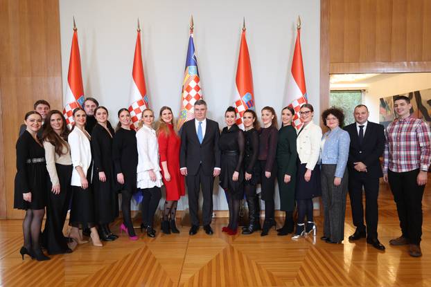 POOL: Predsjednik Milanovi? pozirao je s obitelji i prijateljima nakon inauguracije