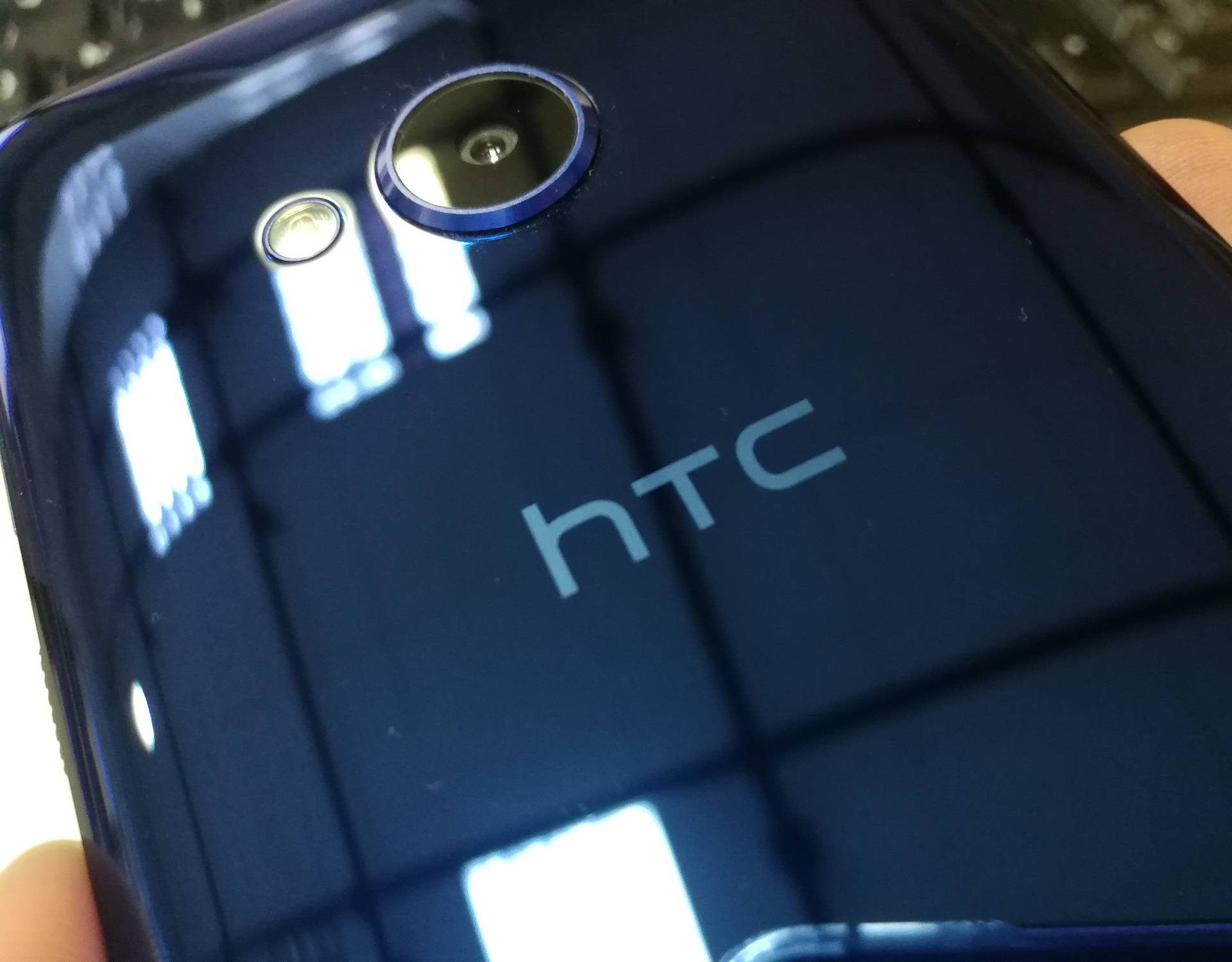 HTC radi telefon kojeg ćete morati stiskati da bi radio