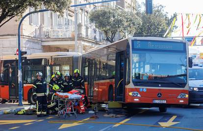 FOTO Teška nesreća u centru Rijeke: Morali podići autobus da izvuku stradalu pješakinju