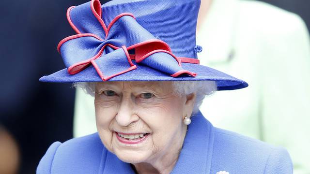 Edinburgh: Kraljica Elizabetha odlazi s mise