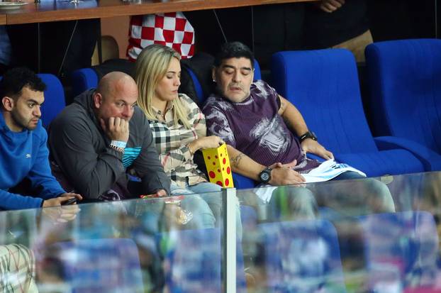 Zagreb: Maradona i njegova djevojka strastveno navijaju na me?u parova Davis Cupa