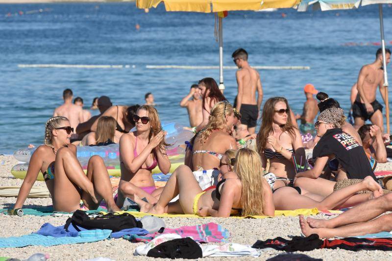 Popustile kočnice: Ljepotice u vrućem klinču na plaži Zrće