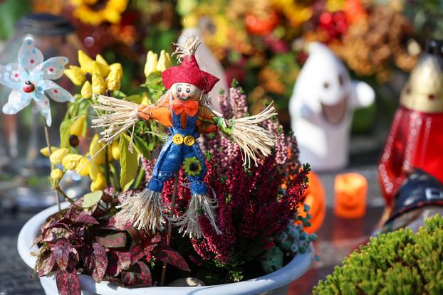 Zagreb: Grob obitelji ukrašen raznim figuricama Noći vještica