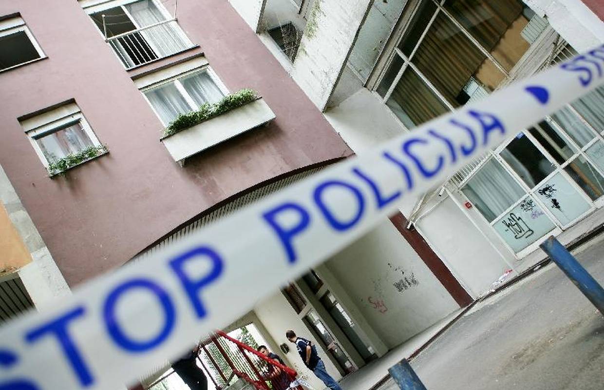 Njegovateljica skočila s 2. kata da je starac ne ubije