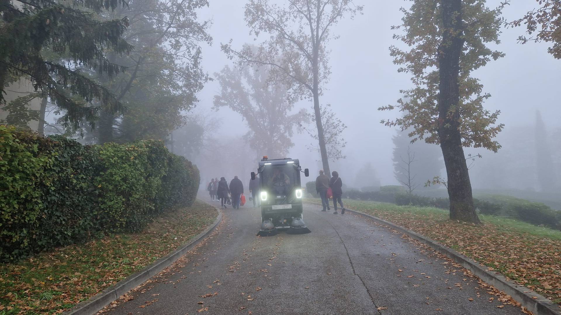 FOTO Maglovito jutro diljem Zagreba, građani obišli Mirogoj i prisjetili se svojih najmilijih