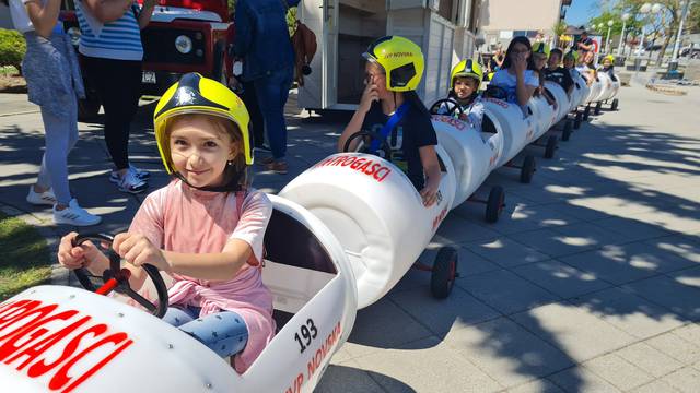 Vatrogasci iz Novske: 'Vlakić je pun pogodak, djeca svih uzrasta su sretna, u vožnji uživaju svi'