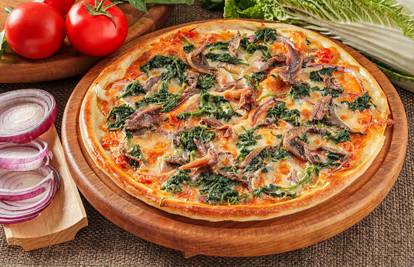 Odlična ljetna večera: Pizza od inćuna, mozzarelle i povrća