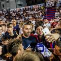FOTO Prava ludnica na Torcida kupu! Navijači 'uletjeli' u teren, svi su htjeli fotku s Livajom...