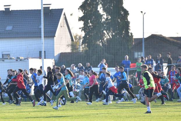 Bjelovar: Gledatelji po završetku susreta pohrlili na teren u nadi da će uspjeti dobiti dres ili bar selfie s igračima Hajduka 