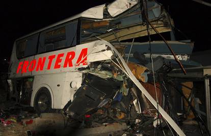 Vlak naletio na bus u Meksiku i prepolovio ga, 16 poginulih