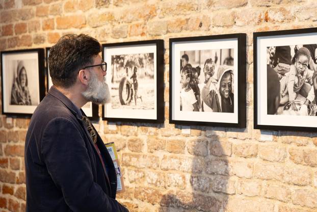 Osijek: Svečano otvorenje izložbe fotografija fotoreporterke Pixsella Emice Elveđi "Srce za Afriku"