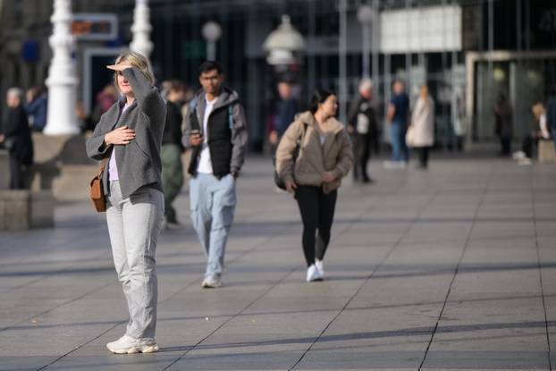 Zagreb: Iznimno toplo vrijeme izmamilo građane u šetnju gradom