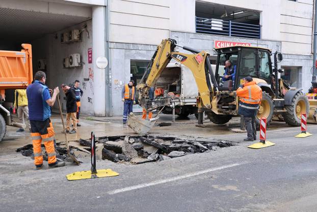 Zagreb: Rano jutros uz tržnicu Kvatrić došlo je do puknuća vodovodne cijevi