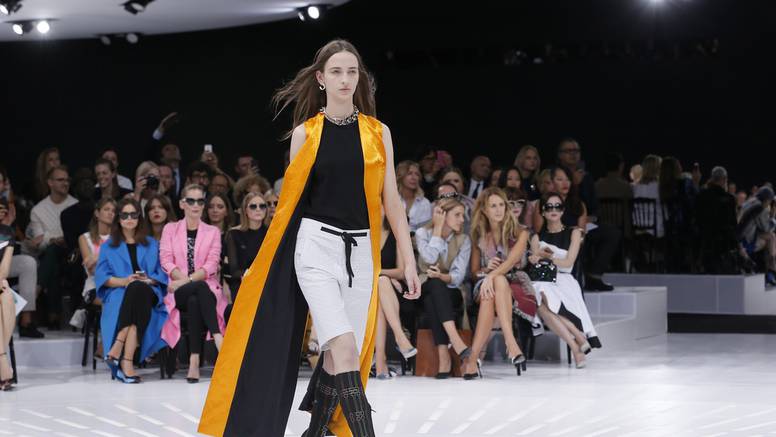 Bermuda hlače i frak kaputi u boji za moderni look iz Diora