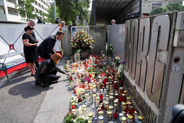 Graz: Dan nakon pokolja u školi brojni građani i učenici polažu cvijeće i pale svijeće za ubijene